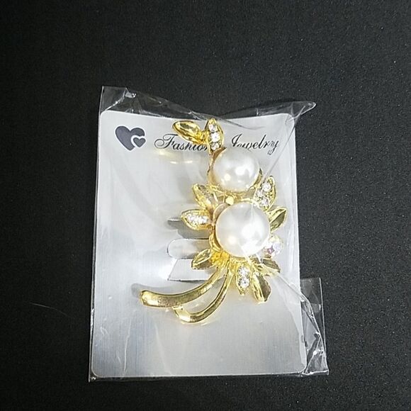 NWT Fashion Jewelry Gold & White Brooch - Picture 1 of 2
